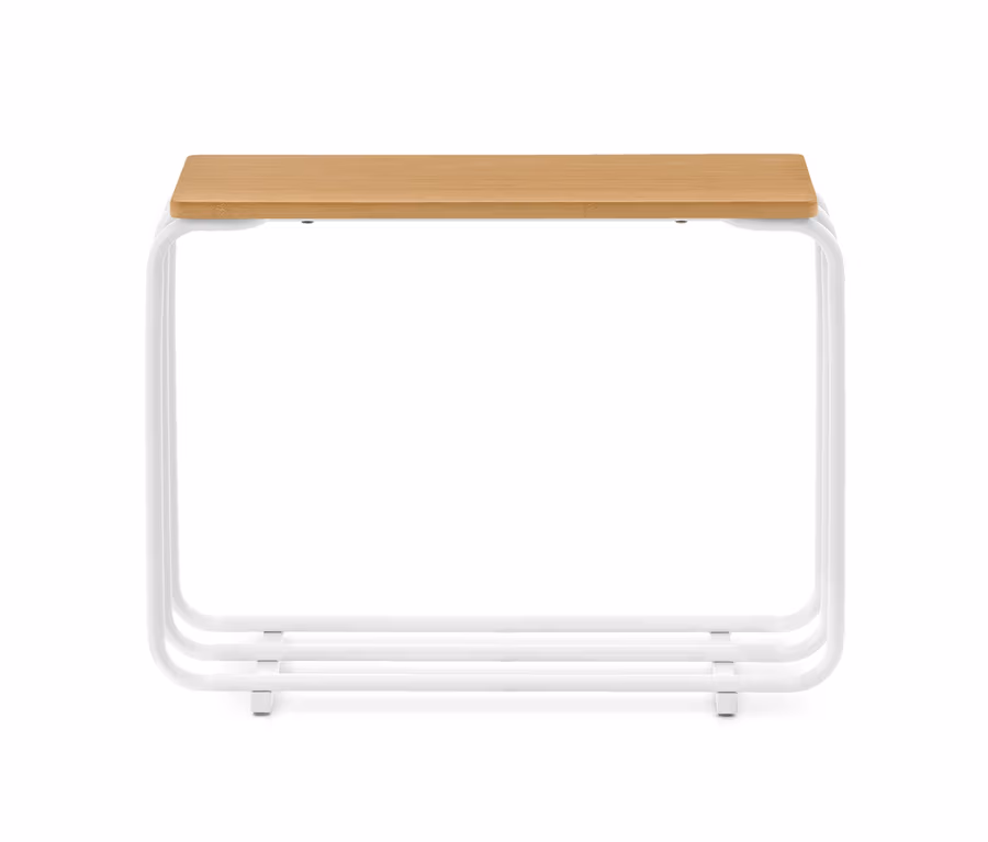 Une petite table rectangulaire avec un plateau en bois clair et une structure en métal tubulaire blanc. La structure a des coins arrondis et trois barres horizontales en bas.