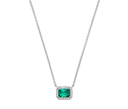 Collier argenté avec une pierre rectangulaire verte et de petites pierres claires autour.