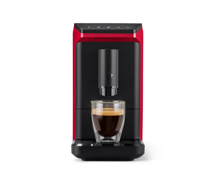 Machine à café entièrement automatique « Esperto mini » rouge et noire avec une tasse de café sous le bec verseur.