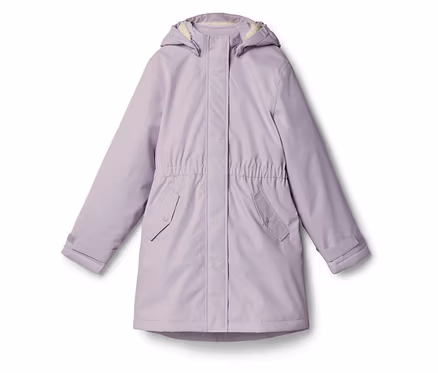 Une veste à manches longues violet clair avec une capuche, deux poches à rabat et une taille élastiquée. La capuche a une doublure polaire claire, les manches ont des poignets ajustables.