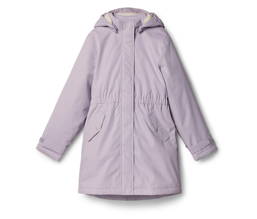 Une veste à manches longues violet clair avec une capuche, deux poches à rabat et une taille élastiquée. La capuche a une doublure polaire claire, les manches ont des poignets ajustables.
