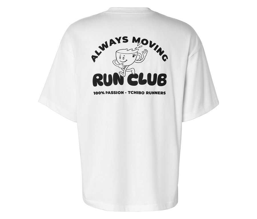 T-shirt de sport blanc avec un imprimé noir représentant une tasse de café qui court, les mots "ALWAYS MOVING" au-dessus et "RUN CLUB" ainsi que "100% PASSION - TCHIBO RUNNERS" en dessous.
