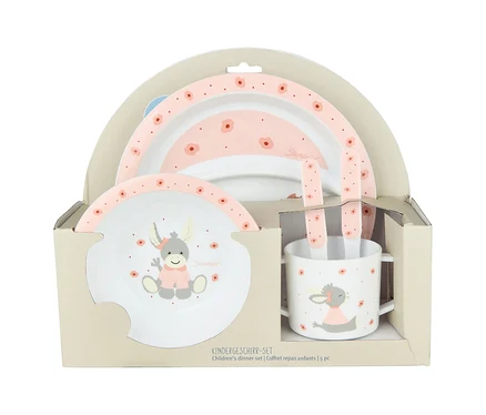 Un service de vaisselle Sterntaler »Âne Emmi Girl« dans son emballage, comprenant une assiette, un bol, une tasse, une fourchette et une cuillère rose et blanc avec motif floral et âne.