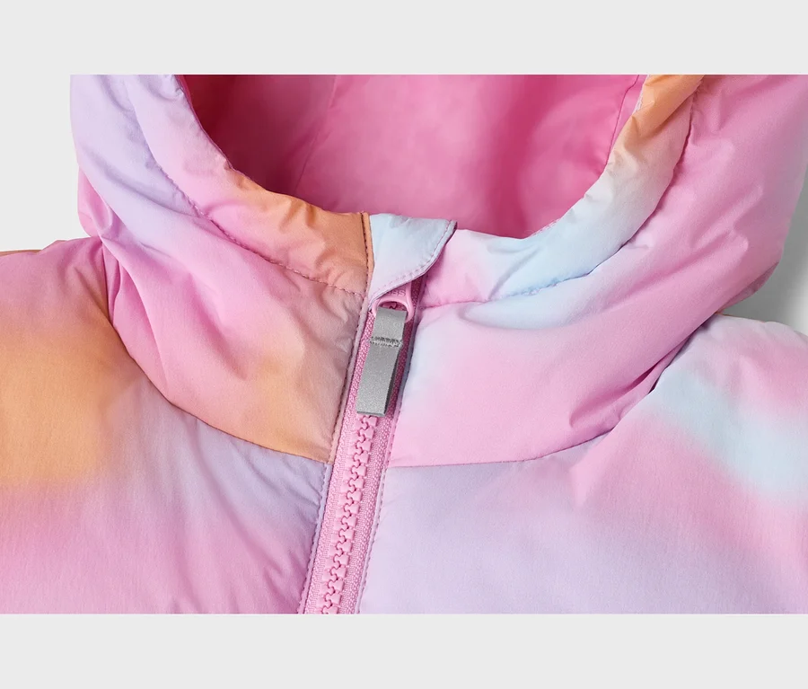 Gros plan d'une doudoune à capuche avec un motif tie-dye rose, orange, violet et bleu, dotée d'une fermeture éclair rose et d'une tirette grise.