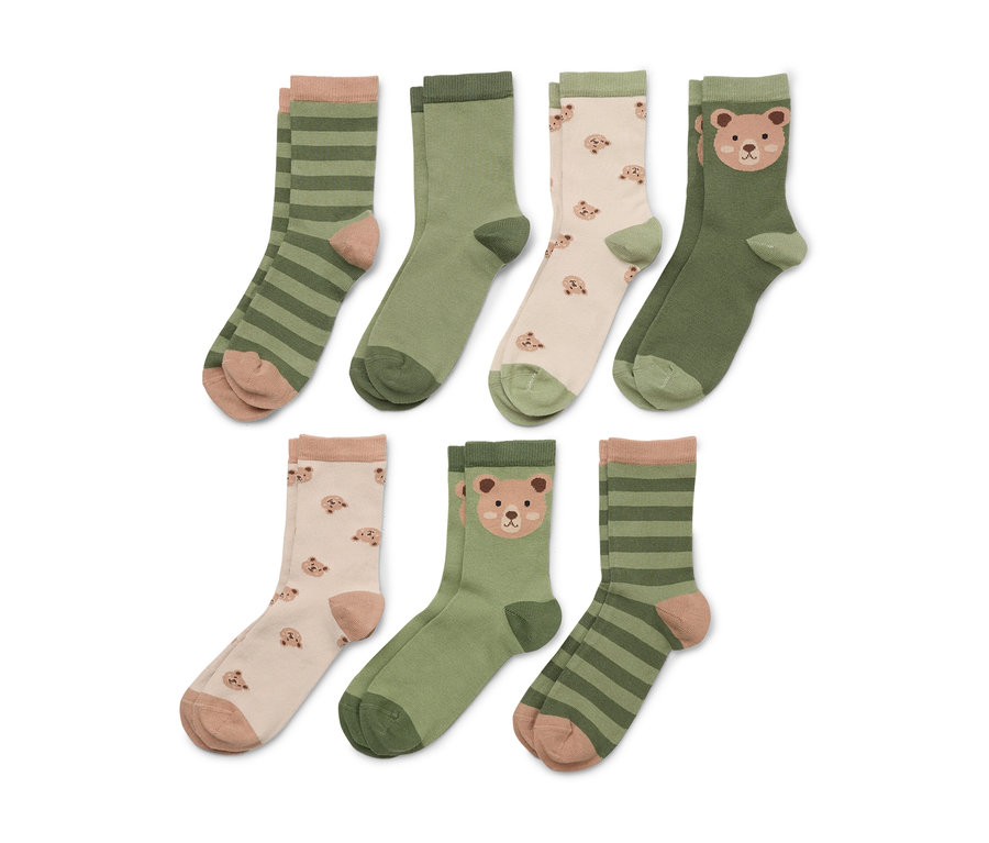 Six paires de chaussettes sont alignées. Les chaussettes sont vertes rayées, vertes unies ou décorées de têtes d'ours.