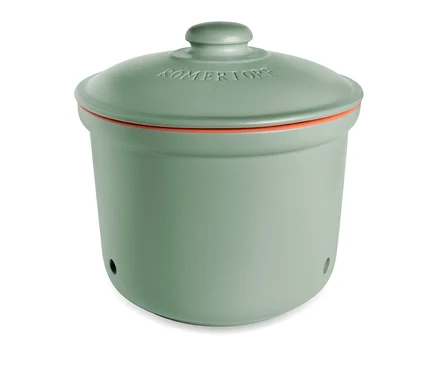 Récipient de conservation Römertopf Maxi Plus vert clair avec couvercle assorti, bord orange et trous d'aération.