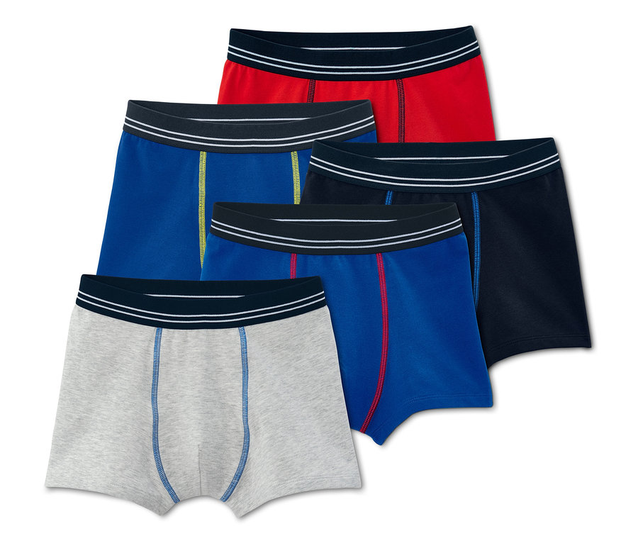 Cinq boxers : un rouge, un bleu marine, deux bleus et un gris.