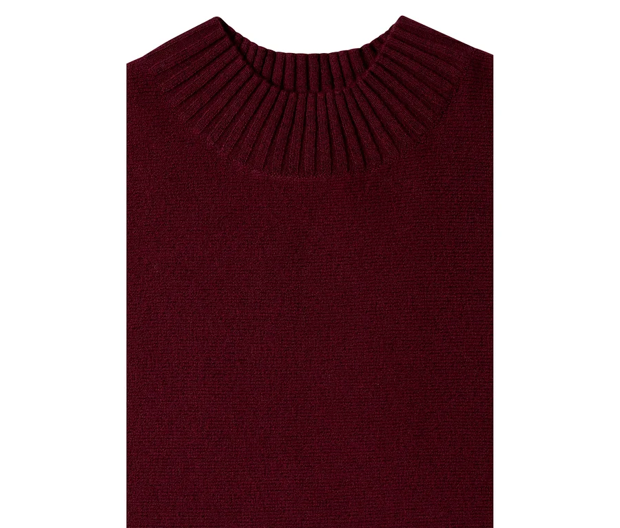 Gros plan d'un pull en maille CECIL rouge bordeaux avec un col côtelé.