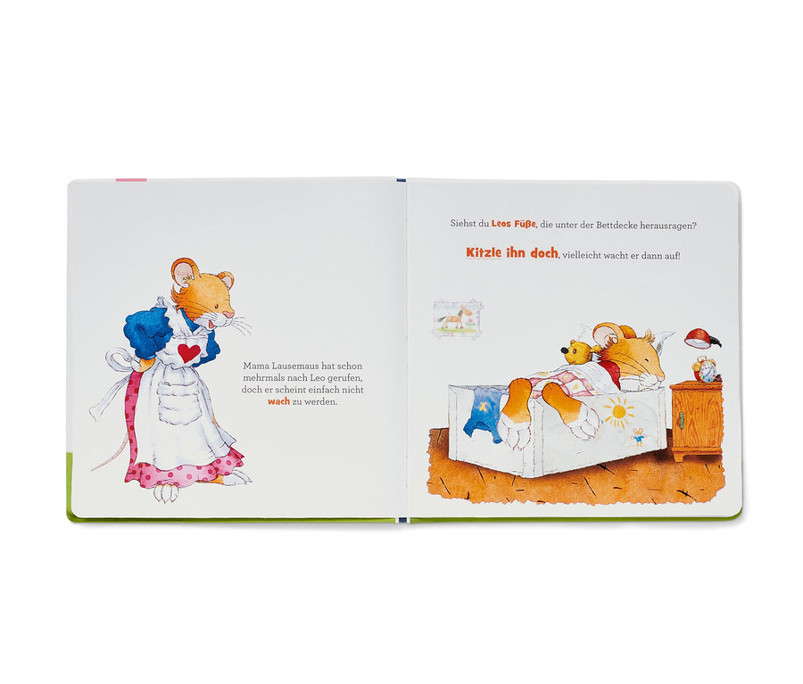 Livre ouvert avec illustration d'une famille de souris, incluant le livre « Leo Lausemaus – mein Mitmachbuch » (en Allemand).