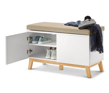 Banc blanc ouvert avec des étagères de rangement, sur lequel reposent des chaussures, une couverture et un chapeau.