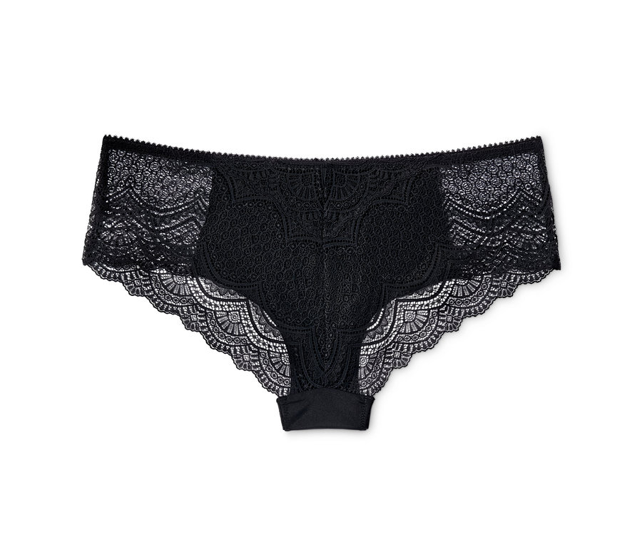 Un slip brésilien noir en dentelle, faisant partie d'un ensemble de 2, est posé sur un fond blanc.