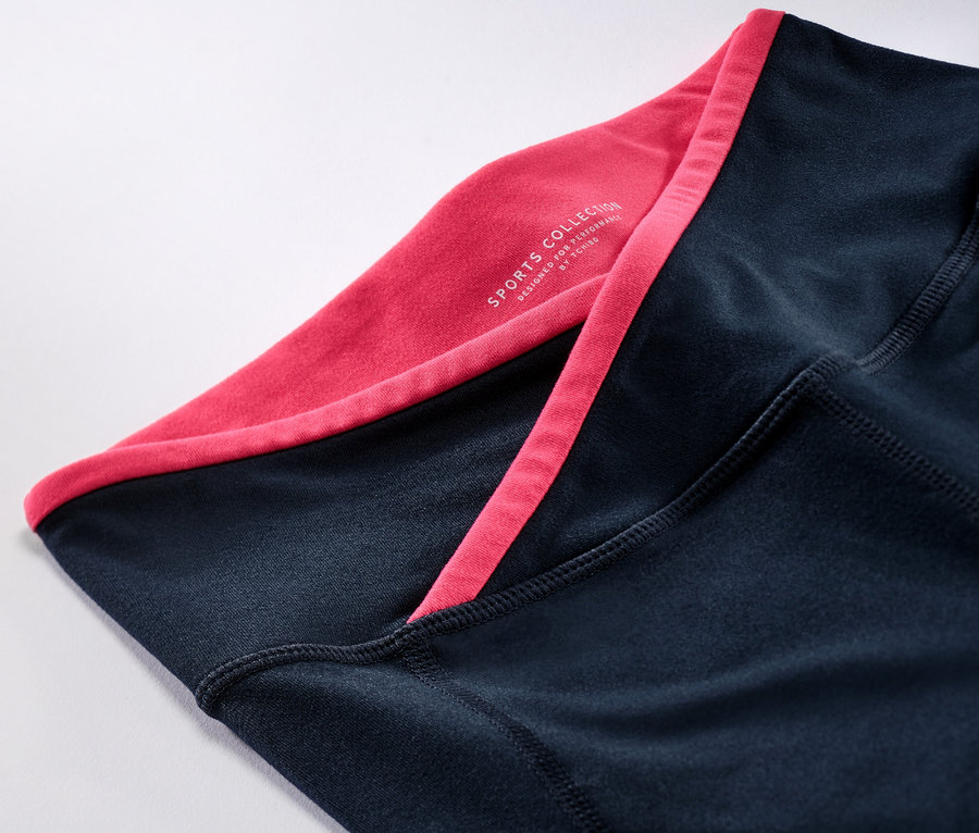 Détail d'un legging de sport avec une bordure rose.