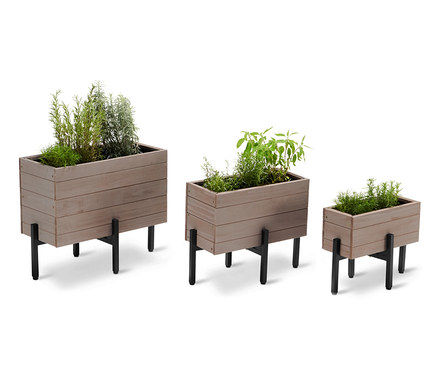 Trois jardinières « JONTE » avec des plantes, placées côte à côte sur fond blanc.
