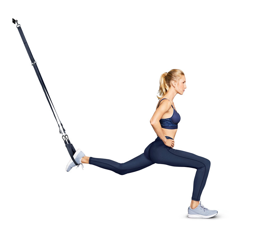 Femme faisant des fentes avec des sangles de suspension.