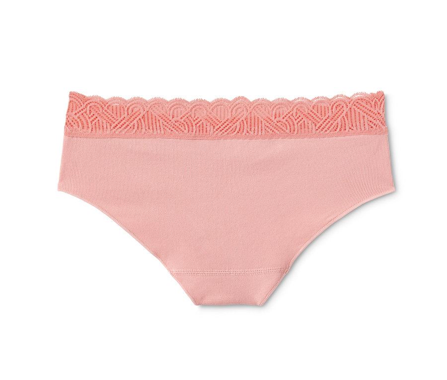 Gros plan sur une culotte rose sans couture avec de la dentelle à la taille. La culotte fait partie d'un lot de 2.