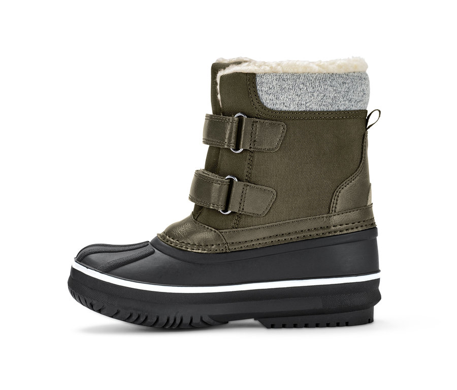 Gros plan d'une botte toutes saisons vert olive avec une semelle noire et deux brides.