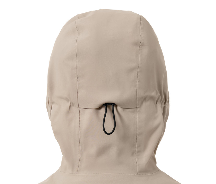 Gros plan sur la capuche d'une veste de sport imperméable taupe.