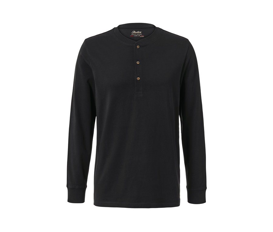 Un henley manches longues noir.
