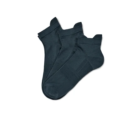 Trois paires de socquettes de sport unisexes sur fond blanc.