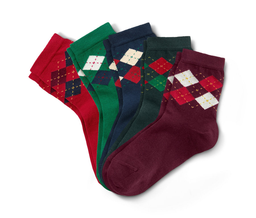 Cinq paires de chaussettes pour tout-petits à motif losanges en rouge, vert, bleu marine et bordeaux.