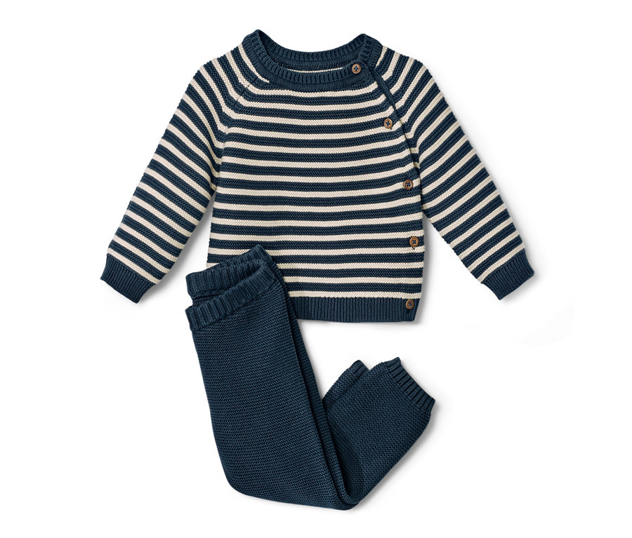 Ensemble en tricot pour bébé avec un pull rayé bleu et blanc et un pantalon bleu.