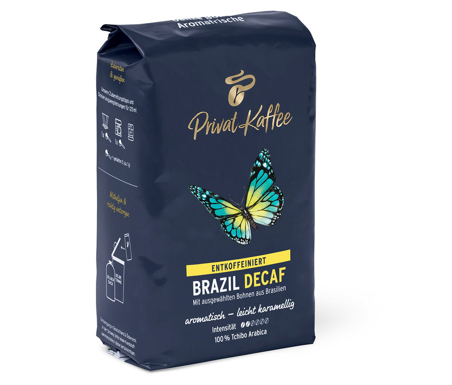 Un paquet de Privat Kaffee Brazil Mild en grains – 6x 500 g, colis et Privat Kaffee Brazil Decaf en grains – 500 g.