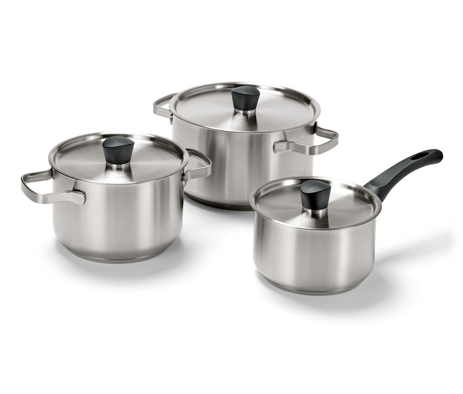 Ensemble de casseroles en inox avec trois casseroles et leurs couvercles.