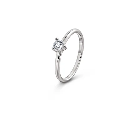 Gros plan d'un anneau en argent 925 solitaire.