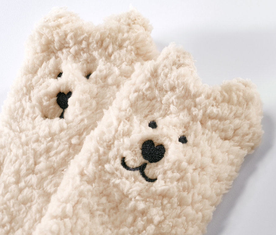 Vue détaillée de deux paires de chaussettes douces avec aspect nounours.