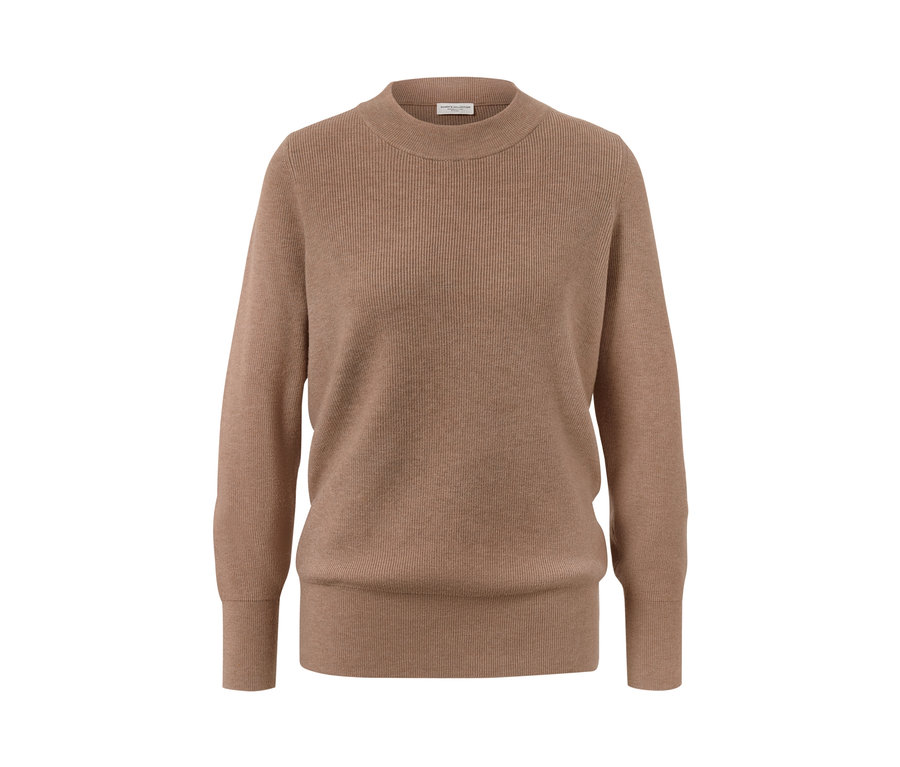 Pull en maille marron.