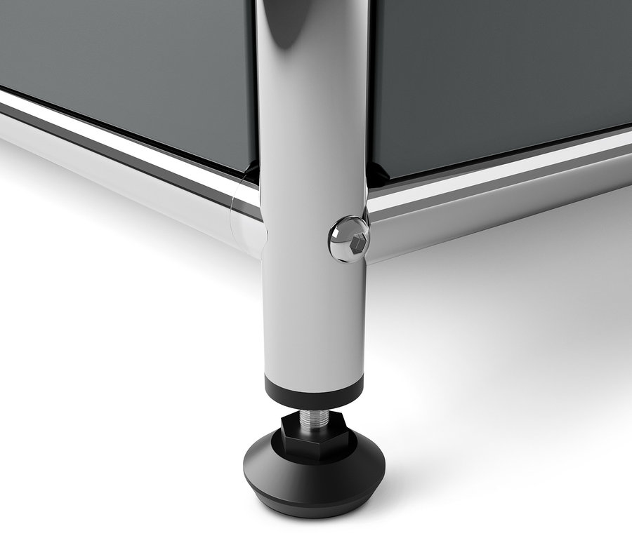 Vue détaillée d'un meuble gris en métal CN3 avec un pied réglable.