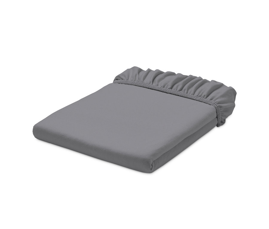 Un drap-housse en jersey gris de différentes tailles plié sur un fond blanc.