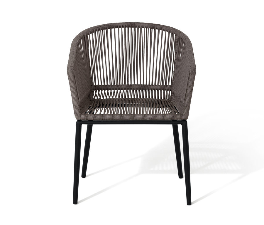 Un fauteuil marron pour table à manger avec tressage textile et dossier arrondi sur des pieds noirs.