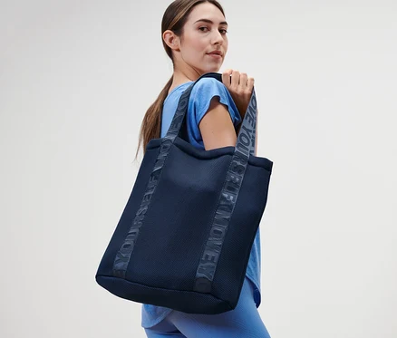 Femme tenant un sac de sport.