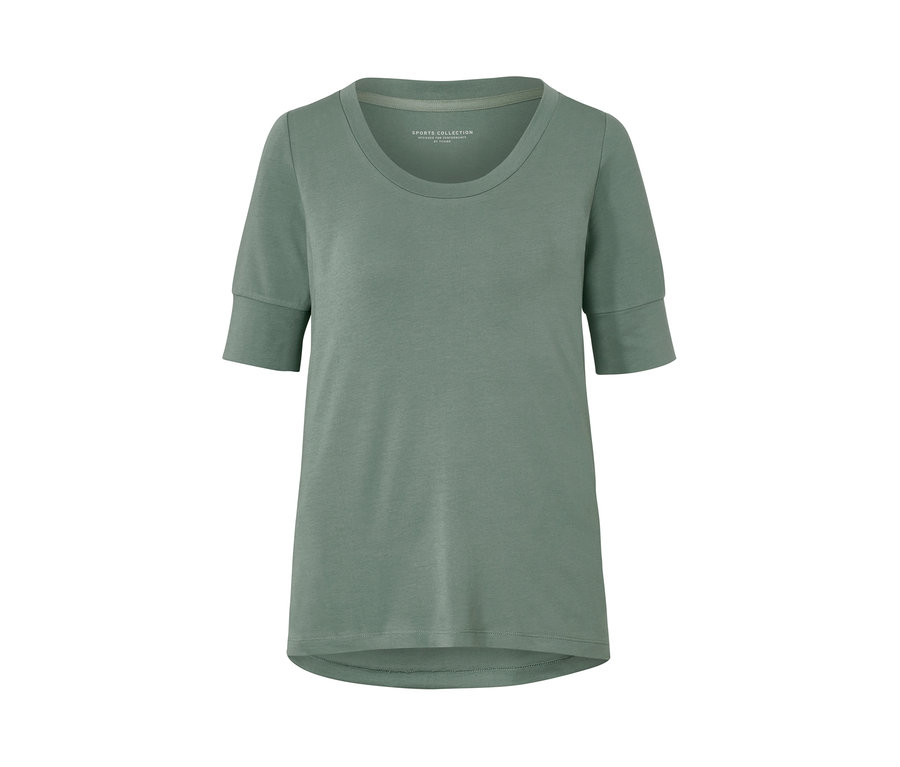 Un t-shirt technique vert à manches courtes est présenté.