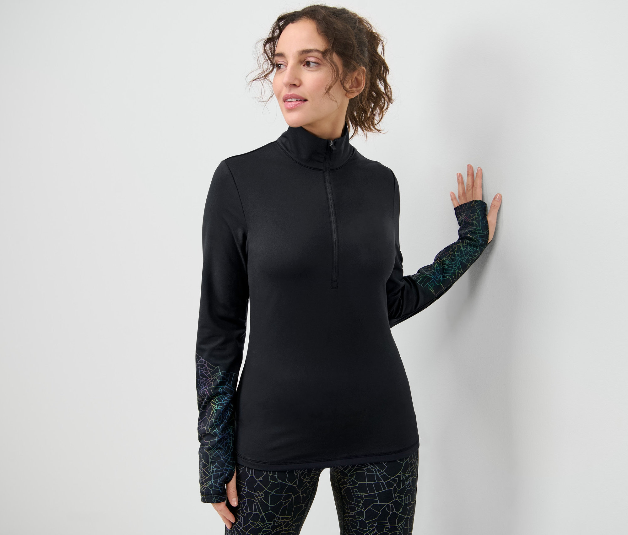 Femme posant en T-shirt technique thermique noir.