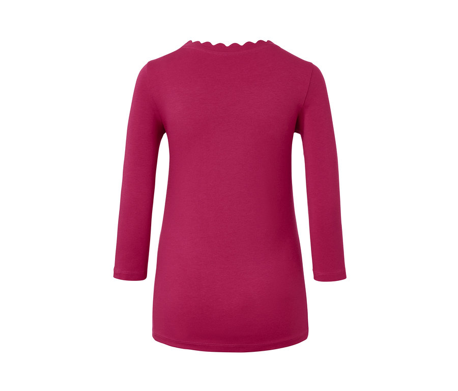 Gros plan sur un t-shirt à manches 3/4 rouge framboise pour femme, vu de dos.
