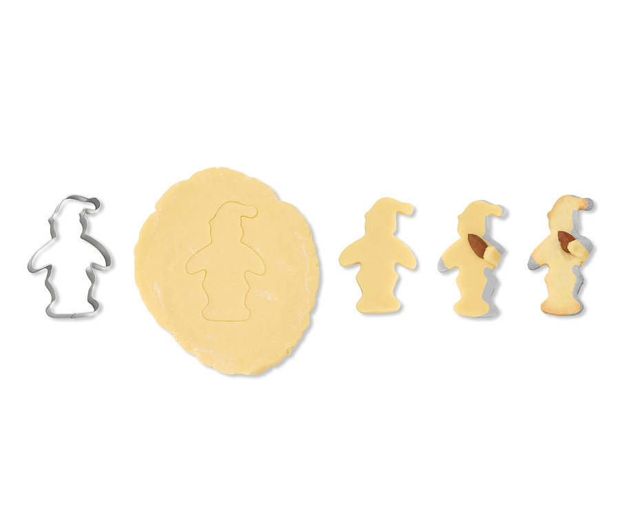 5
emporte-pièces pour biscuits
bsp: pâte crue avec une forme découpée à côté, un emporte-pièce en métal et trois biscuits cuits sur fond blanc.