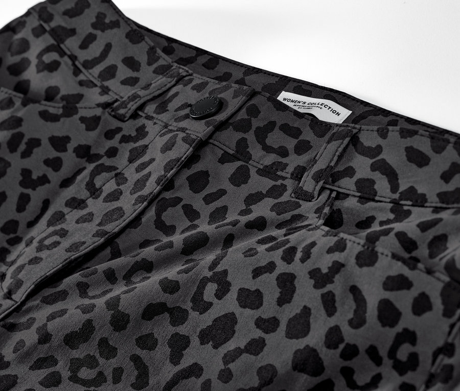 Gros plan d'un pantalon imprimé en bengaline grise.