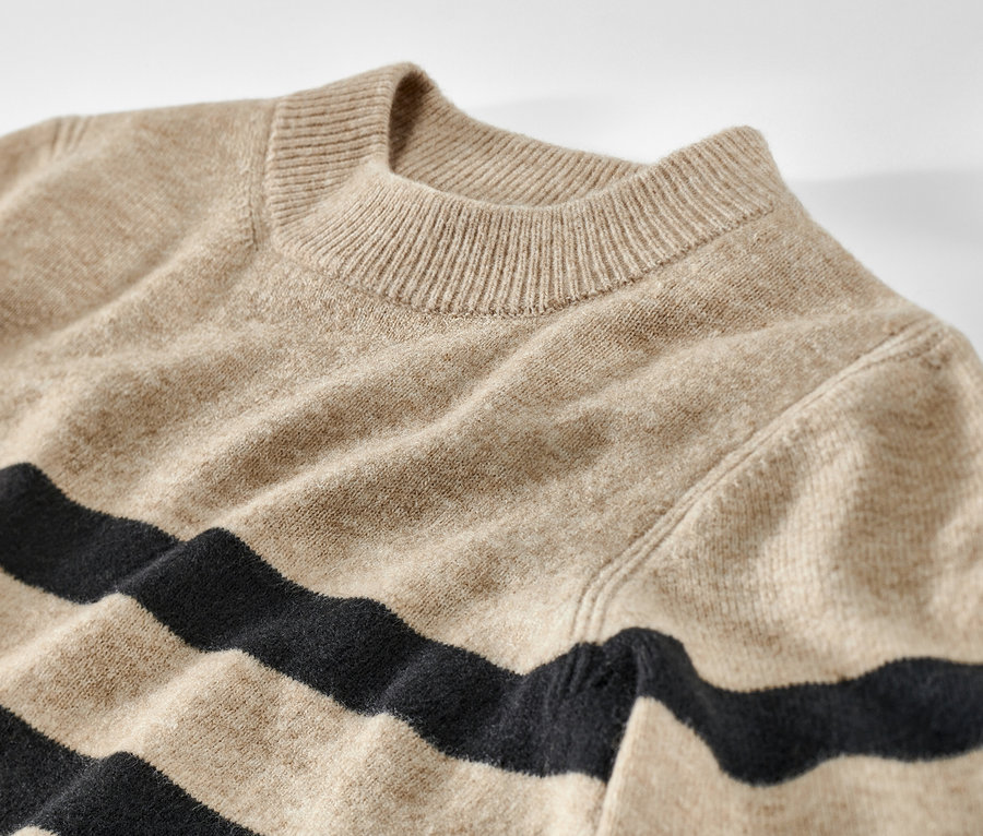 Vue détaillée d'un pull en maille à rayures.