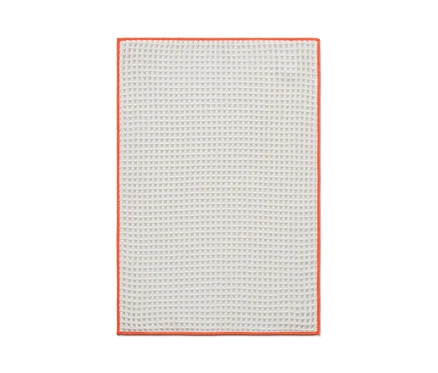 Un très grand chiffon sec avec une bordure orange.