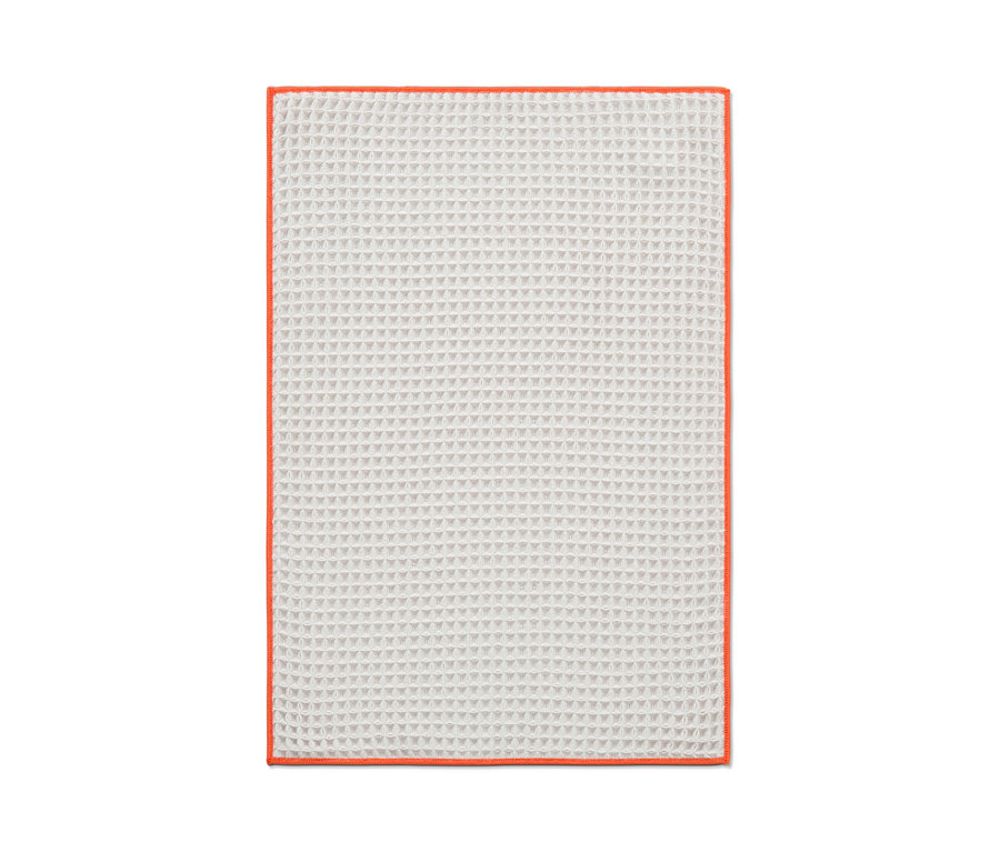 Un très grand chiffon sec avec une bordure orange.