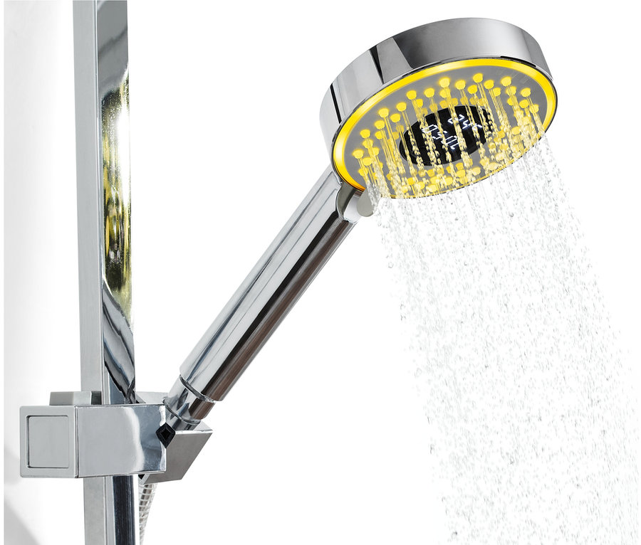 L'eau coule d'un pommeau de douche LED chromé avec indicateur de consommation d'eau.