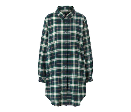 Chemise de nuit en flanelle verte à manches longues avec motif à carreaux.