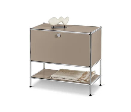 Un buffet en métal « CN3 » taupe avec abattant et une sculpture blanche sur le dessus.