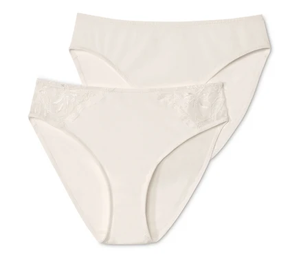 Deux slips couleur crème.