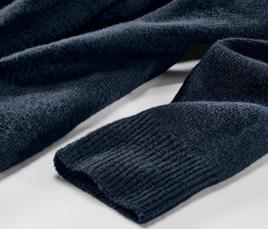Vue détaillée d'un cardigan long ouvert bleu.