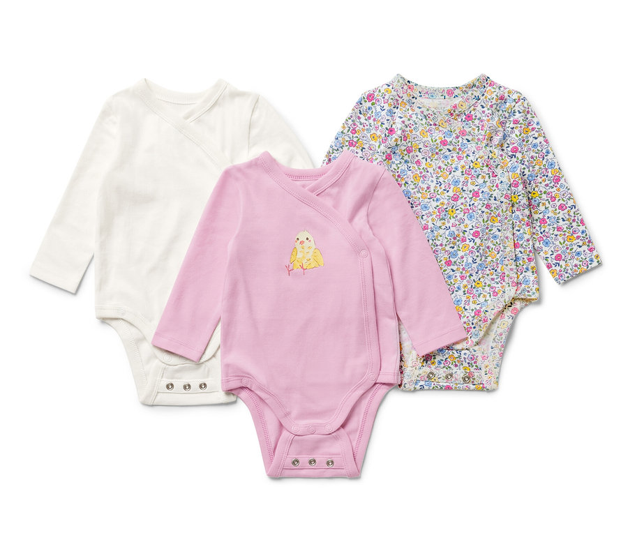 Trois bodys pour bébé avec fonction évolutive, un blanc, un rose avec poussin, un fleuri.
