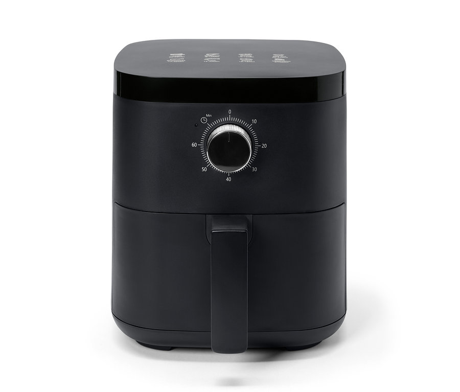 Une friteuse à air chaud noire avec un bouton rotatif pour régler la minuterie.