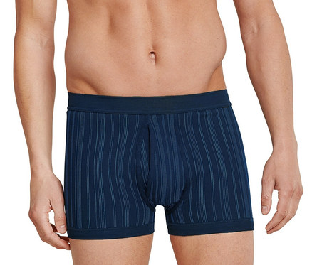 Homme posant en 2 Shorts SCHIESSER en maille côtelée fine, bleu.